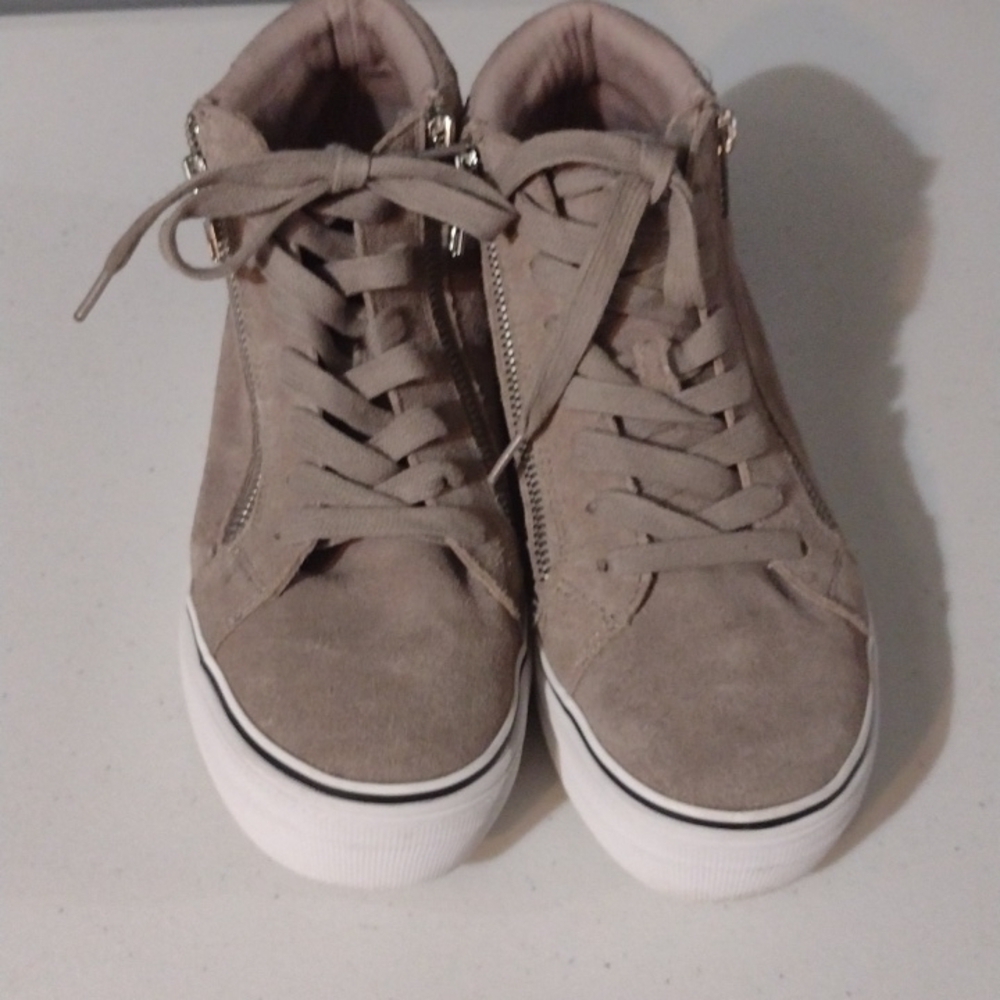 Steve Madden Gryphon sneaker size 7.5
